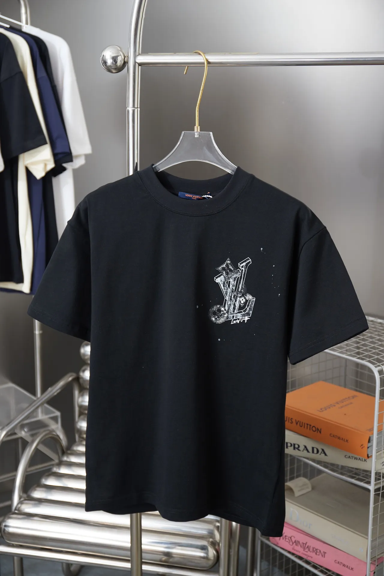 🅿️190 1V 25SS early spring new style patch embroidered letters graffiti short sleeves light luxury essential item for daily commuting for men and women correct version welcome to compare detailed features · 320g 100% pure cotton double yarn jersey fabric · Custom dyed in the same vat, special thickened 32 pieces double-strand 1X1 thread · Imported Tajima machine patch embroidery classic LV petal icon pattern. Graffiti hand-painted LV letter printing · Double-needle sewing and cross-seam technology · Original main mark, washed tag, brand moisture-proof paper packaging Color: black/white Size: S/M/L/XL
